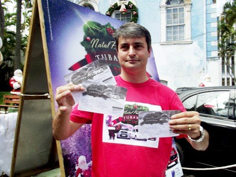 ganhadores-sao-conhecidos-1 Com o telefone nos cupons, o presidente da CDL, Luciano Menezes, fez questão de ligar para cada um dos contemplados. - Foto: JB Guedes/CDL Tubarão/Divulgação/Notisul.