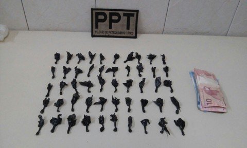 homem-e-preso-com-petecas-dentro-da-boca-1 Na boca do suspeito, de 34 anos, foram encontradas 50 petecas de crack - Foto:PM de Tubarão/Divulgação/Notisul