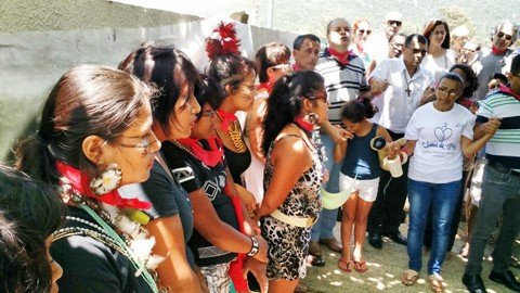 homenagens-e-protestos-sao-realizados-1 Durante o protesto, algumas tribos da região, moradores e religiosos estiveram no local para pedir justiça. - Foto: Juan Todescatt/Band TV/Divulgação/Notisul.