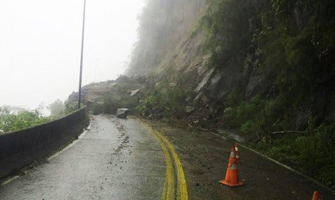 Toneladas de pedras, terra e árvores bloqueiam a passagem. Se o tempo colaborar, a probabilidade é que os serviços sejam executados em quatro dias. - Foto: Sul In Foco/Divulgação/Notisul.