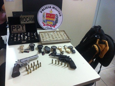 ladroes-sao-presos-apos-roubo-em-relojoaria-1 Em uma ação da Polícia Militar, foram localizados horas depois os bandidos e o material roubado da relojoaria - Foto:PM de Tubarão/Divulgação/Notisul