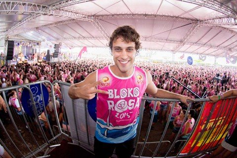 maior-bloco-do-estado-deve-reunir-mais-de-80-mil-folioes-1 O ator Ronny Kriwat estará na festa e promete esbanjar muito carisma e cair na folia com a trupe festeira do bloco. O ator Rafael Cardoso também participará - Foto:Divulgação/Notisul