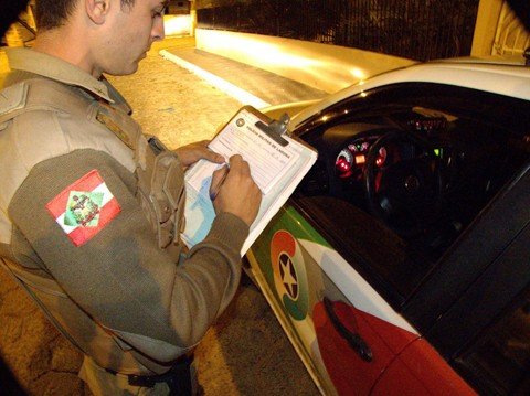 mais-de-17-mil-residencias-foram-vistoriadas-em-tres-meses-1 Desde outubro, mais de 1,7 mil guias foram emitidas pelos policiais militares como comprovação das vistorias. - Foto: PM de Laguna/Divulgação/Notisul.
