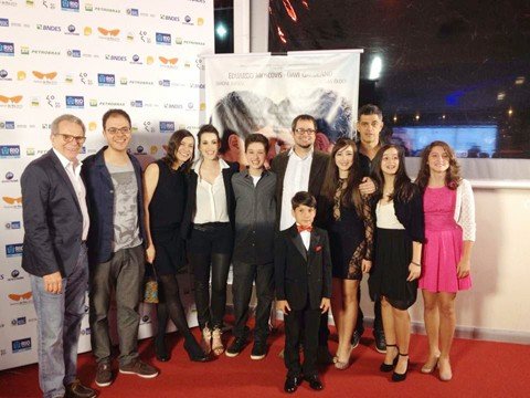 maju-souza-surpreende-com-os-seus-talentos-1 O elenco do longa ‘‘O outro lado do paraíso” participou da estreia no festival de cinema do Rio de Janeiro. Maju é a terceira da direita para a esquerda. - Foto: Divulgação/Notisul.