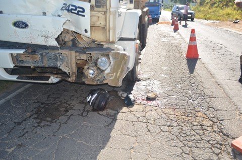 motociclista-morre-ao-colidir-contra-caminhao-1 Dener da Silva Moraes, de 31 anos, morreu após colidir de motocicleta com um caminhão na SC-108 - Foto:Stéphanie Piava/Ligado no Sul/Divulgação/Notisul
