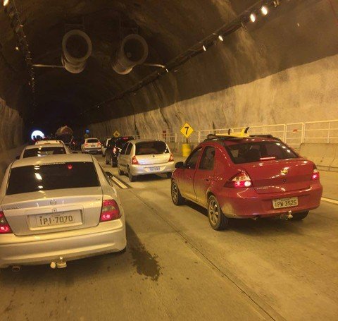 O Túnel do Morro do Formigão em Tubarão continua a registrar filas. Congestionamento que somente deverá terminar com a conclusão do trecho. - Foto: Ioton Neto/Divulgação/Notisul.
