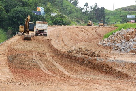 novo-desvio-e-preparado-na-br-101-1 O futuro desvio é necessário para abrir frente para a construção de uma passagem inferior para veículos. - Foto: Muriel Albonico/Dnit-SC/Divulgação/Notisul.