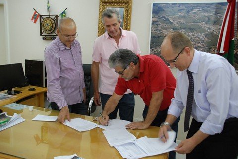 ordens-de-servico-sao-assinadas-1 O prefeito Ademir Matos também participou da solenidade de assinaturas - Foto: Prefeitura de Braço do Norte/Divulgação/Notisul