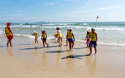 orientacoes-sao-repassadas-as-criancas-1 O projeto Golfinho leva orientações de segurança às crianças em praias do litoral catarinense. - Foto: Julio Cavalheiro/Governo SC/Divulgação/Notisul.