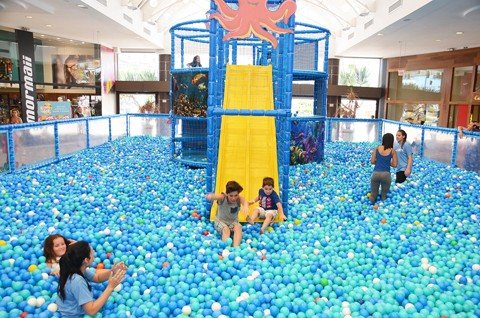 piscina-de-bolinhas-gigante-e-atracao-de-ferias-1 A piscina, que tem como tema o fundo do mar, ficará até o dia 6 de março no empreendimento. - Foto: Farol Shopping/Divulgação/Notisul.