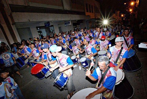 pre-carnaval-inicia-hoje-1 Em 2013, as escolas realizaram os ensaios no centro da cidade acompanhadas por um grande público. - Foto: Geraldo Gê/Prefeitura de Laguna/Divulgação/Notisul.