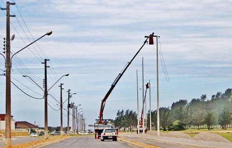 previsao-e-para-a-1a-quinzena-de-fevereiro-1 Os funcionários da Botega Materiais Elétricos, de Tubarão, contratada pela Setep, responsável pela obra, trabalham em ritmo acelerado para garantir segurança para motoristas, pedestres e ciclistas. - Foto: Elvis Palma/Decom/Divulgação/Notisul.
