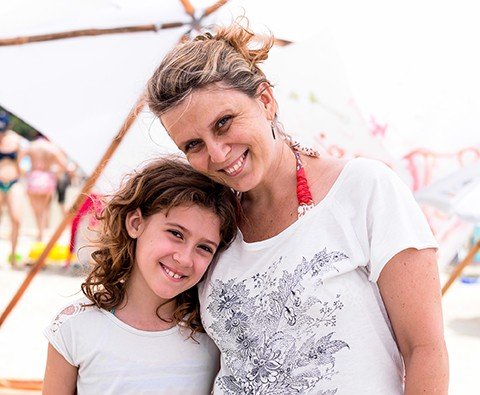 projeto-muda-habitos-de-banhistas-1 Roberta Trevisan e sua filha Florência aproveitaram o espaço literário. - Foto: Tatiana Stock/Divulgação/Notisul.