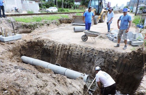 prolongamento-segue-em-execucao-1 A obra avançou com a instalação de 11 caixas coletoras, outras seis redes de travessias de drenagem e tubos. - Foto: Prefeitura de Tubarão/Divulgação/Notisul.