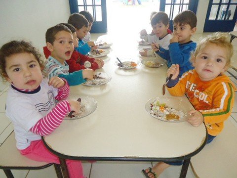 servico-nao-sera-terceirizado-1 A alimentação servida nas unidades escolares da rede municipal de ensino é considerada saudável e saborosa. - Foto: Prefeitura de Tubarão/Divulgação/Notisul.