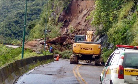 trafego-sera-liberado-hoje-em-meia-pista-1 Os trabalhos para desobstruir a SC-390, na Serra do Rio do Rastro, devem ser concluídos nesta semana. - Foto: PMRv/Divulgação/Notisul.
