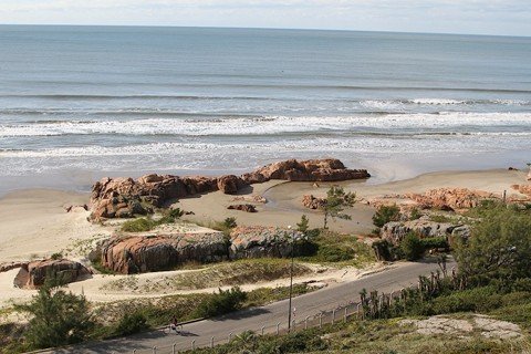 O acesso passa ao lado de uma das praias de Laguna, apreciadas pelos visitantes em suas caminhadas. - Foto: Prefeitura de Laguna/Divulgação/Notisul.