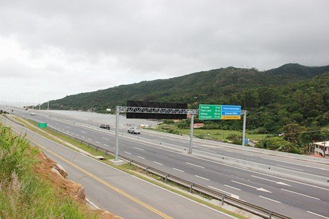 Nos lotes já duplicados, a instalação da sinalização horizontal e vertical está concluída. - Foto: Muriel Albonico/Dnit-SC/Divulgação/Notisul.