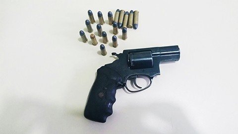 um-bandido-e-preso-e-tres-estao-foragidos-1 Na fuga, os bandidos deixaram para trás um revólver de calibre 38 e 18 munições do mesmo calibre. - Foto: Polícia Civil de Jaguaruna/Divulgação/Notisul.