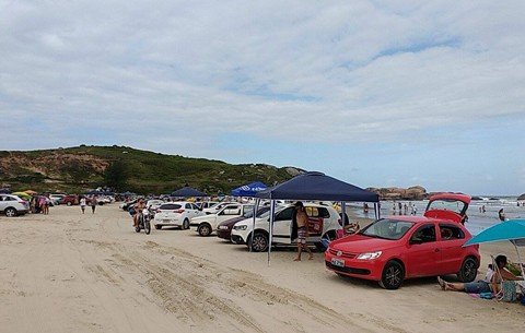 Os banhistas aproveitaram o dia de ontem para curtir a Praia do Gi, em Laguna. - Foto: Elvis Palma/Divulgação/Notisul.