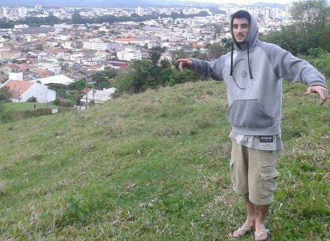 adolescente-e-degolado-na-praia-1 Nas redes sociais, Vinícius Zanetta recebeu milhares de mensagens de colegas e conhecidos lamentando a morte violenta - Foto:Arquivo de família/Notisul