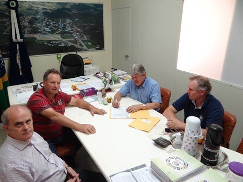 aresc-renova-convenio-de-fiscalizacao-1 A assinatura do termo aditivo foi realizada no gabinete do prefeito Lourivaldo Schuelter - Foto:Flávia Grechi/Aresc/Divulgação/Notisul