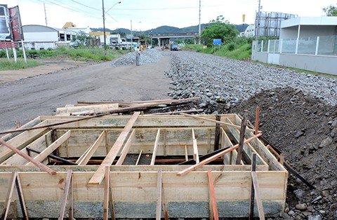 avenida-recebe-novo-asfalto-1 O trecho onde o pavimento antigoi foi retirado recebeu reestruturação de toda a rede de drenagem pluvial. Foto: Prefeitura de Tubarão/Notisul.