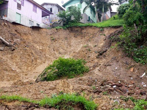 Cinco casas próximas ao barranco que desmoronou foram interditadas -  Foto:Defesa Civil Regional Sul//Divulgação/Notisul