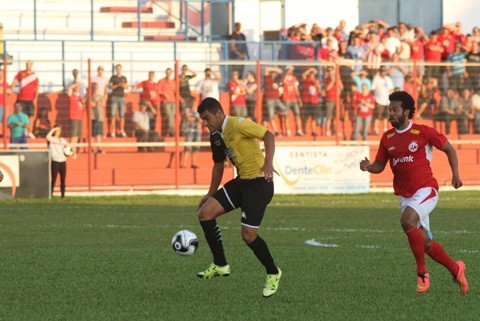criciuma-perde-para-o-internacional-de-lages-1 O volante Barreto parte para cima do campo adversário - Foto:Fernando Ribeiro/Criciúma E.C./Divulgação/Notisul