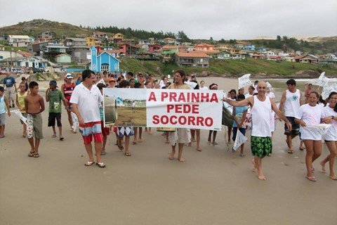 duas-saidas-devem-ser-lacradas-quarta-feira-1 O esgoto desemboca na Prainha do Farol de Santa Marta há muitos anos. Recentemente, moradores e empresários realizaram um protesto para pedir providências - Foto:Elvis Palma/Divulgação/Notisul