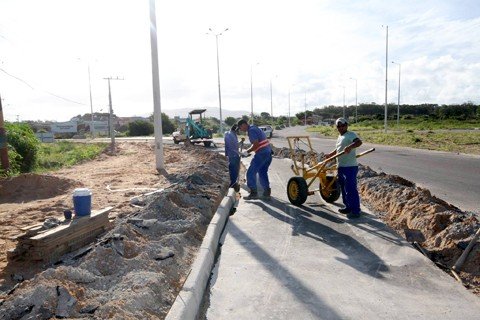 A colocação de meios-fios está em fase de conclusão  -  Fotos: Vânio Santos/Prefeitura de Laguna/Divulgação/Notisul