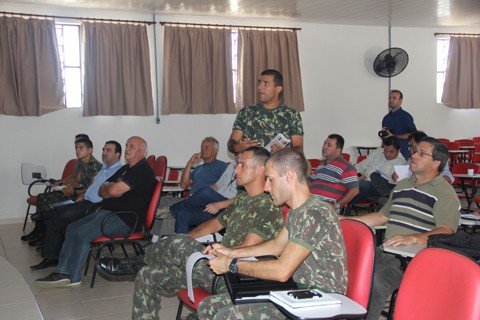 O comandante do Exército em Tubarão, major Marcelo de Souza Pinho (de pé), destacou que a força-tarefa irá auxiliar os moradores a serem os próprios fiscais neste combate