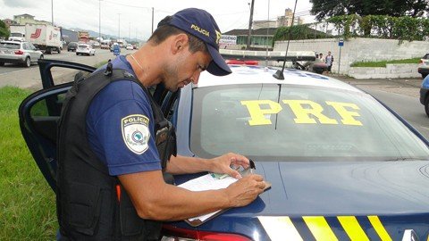 Em todo o estado os trabalhos neste período ocorrerão da meia da amanhã até a quarta-feira de Cinzas  - Foto:PRF SC/Divulgação/Notisul