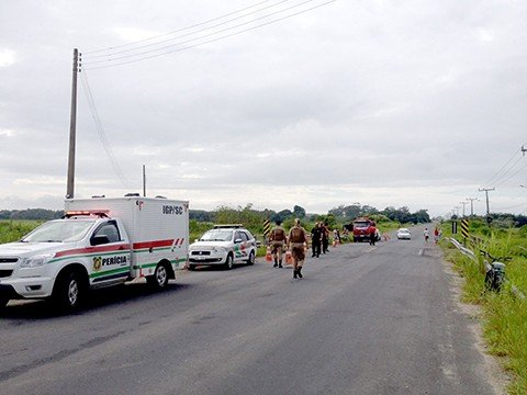 homem-e-encontrado-morto-1 Durante a remoção do corpo das águas do Rio Riachinho os bombeiros voluntários isolaram a área para segurança das investigações. - Foto: Divulgação/Notisul.