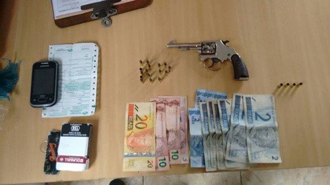 ladrao-e-preso-em-flagrante-1 O rapaz, de 19 anos, foi preso com a arma usada no crime e várias munições - Foto:Elvis Palma/Divulgação/Notisul