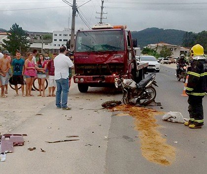 motociclista-perde-a-vida-ao-colidir-com-caminhao-1 Após o acidente várias pessoas que passavam pelo local pararam na via para acompanhar o resgate dos envolvidos. - Foto: Divulgação/Notisul.
