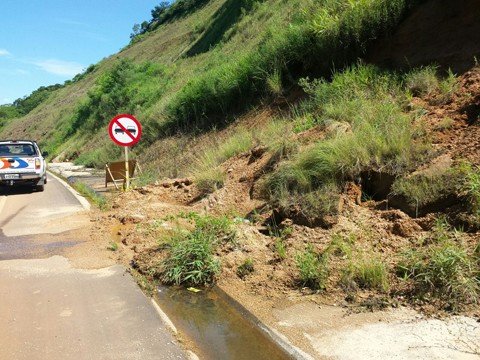 nivel-de-perigo-e-altissimo-na-sc-390-1 No local, já ocorreram deslizamentos de rochas que atingiram veículos - Foto:Rosinei da Silveira/Defesa Civil de Criciúma/Notisul