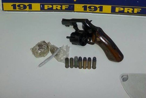pai-e-filho-sao-presos-com-arma-e-drogas-1 Em uma fiscalização de rotina, policiais rodoviários federais encontram pai e filho com armas, munições e drogas - Foto:PRF de Tubarão/Divulgação/Notisul
