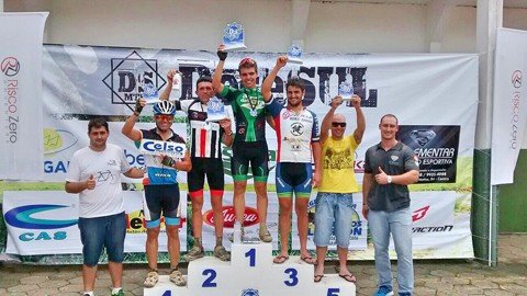 podio-e-de-braconortense-1 O ciclista Luiz Fernando ficou com o primeiro lugar geral e da categoria - Foto:Divulgação/Notisul