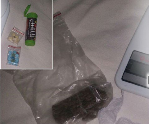professor-e-preso-com-ecstasy-1 Com o docente, foram encontrados 23 comprimidos de ecstasy, um torrão de maconha e uma balança - Foto:DIC de Tubarão/Divulgação/Notisul