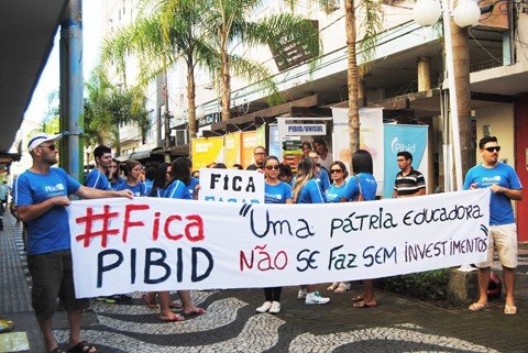 professores-e-alunos-vao-as-ruas-1 O protesto ocorreu ontem no Centro de Tubarão - Foto:Divulgação/Notisul