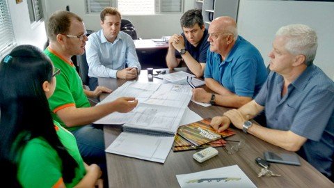 Os prefeitos de Tubarão, Olavio Falchetti, e de Jaguaruna, Luis Napoli, estiveram na sede da ADR para conhecer o projeto  -  Foto:Prefeitura de Tubarão/Divulgação/Notisul