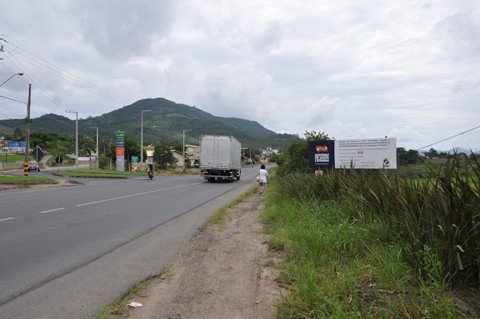 No lado da SC-370 ainda não é possível ver as obras da nova rodovia, que deverá ser construída nas proximidades de um trevo no bairro São Martinho  -  Foto:Silvana Lucas/Notisul