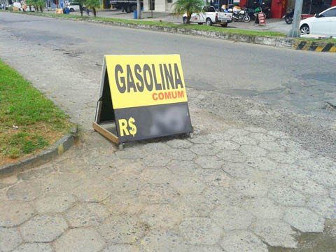 proprietarios-sao-notificados-por-irregularidades-1 Uma placa foi encontrada em uma via pública e dificultava a passagem de pedestres e veículos - Foto: Prefeitura de Tubarão/Divulgação/Notisul