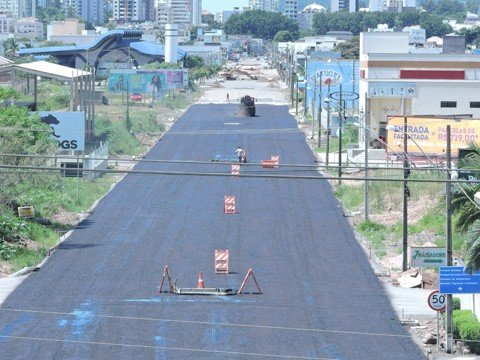 reestruturacao-de-drenagem-e-concluida-1 No trecho que dá acesso à rodoviária, as obras estão mais avançadas, onde foi concluída a terraplanagem, a colocação da sub-base, base, compactação do solo e a imprimação - Foto:Christian Ayala/Decom/PMT/Divulgação/Notisul