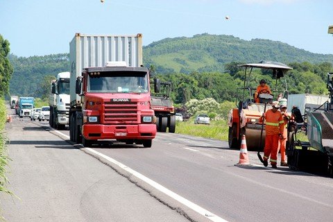 trabalhos-em-pistas-redimensionarao-o-fluxo-1 : É necessário remanejar o fluxo de veículos para abrir frente à movimentação de trabalhadores e equipamentos - Foto:Muriel Albonico/Esga-Dnit-SC/Divulgação/Notisul