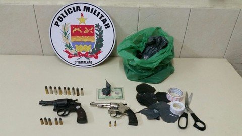 traficantes-sao-presos-com-armas-drogas-e-passaros-1 Em uma residência no Morro do Taió, o grupo escondia drogas, armas e pássaros silvestres - Foto:PM de Tubarão/Divulgação/Notisul