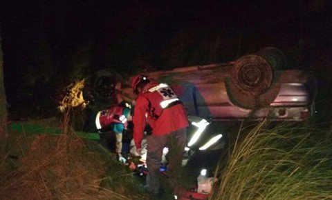 acidente-deixa-quatro-feridos-1 Quando a guarnição chegou ao local, todos estavam fora do carro - Foto:Ramon Freccia/Folha Regional/Divulgação/Notisul
