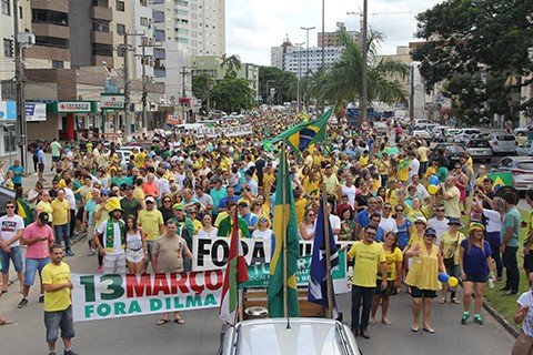 Mais de cinco mil pessoas participaram do protesto na Avenida Marcolino Martins Cabral. - Foto: Fotos: Mirna Graciela/Notisul.