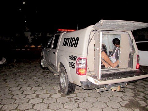 autor-de-homicidio-e-identificado-em-blitz-1 Além da prisão em flagrante por porte ilegal de arma, o rapaz também responderá pelo primeiro homicídio registrado neste ano no município - Foto:PM de Laguna/Divulgação/Notisul